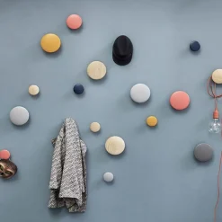 Muuto Dots Wood klädkrok, midnattsblå