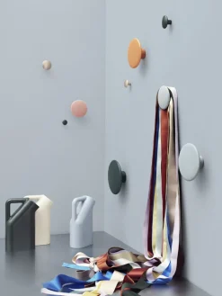 Muuto Dots Wood klädkrok, mörkgrön