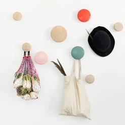Muuto Dots Wood klädkrok, mörkgrå