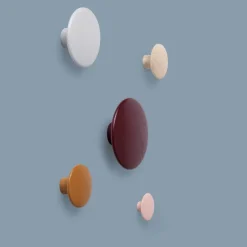 Muuto Dots Wood klädkrok, vinröd