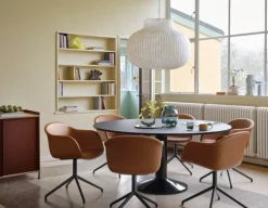 Muuto Fiber stol med armstöd, snurrfunktion, cognacsfärgat läder - sva