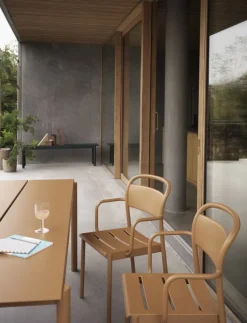 Muuto Linear Steel bord 140 x 75 cm, burnt orange