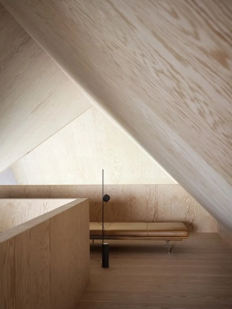 Muuto Post golvlampa, svart