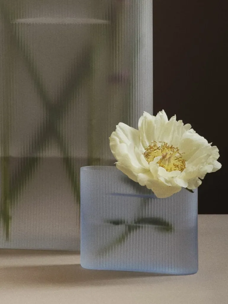 Muuto Ridge vas, 16,5 cm, ljusblå frostat glas