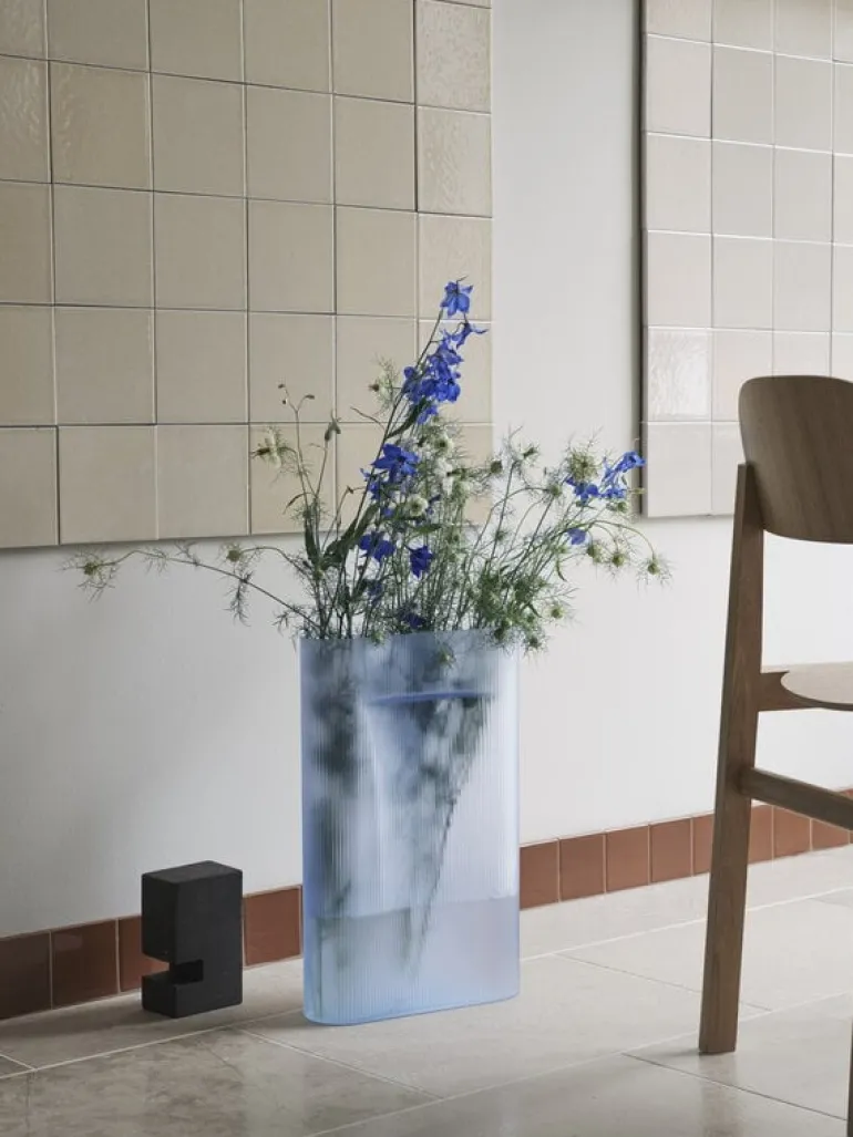 Muuto Ridge vas, 48,5 cm, ljusblå frostat glas