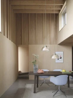 Muuto Ridge vas, 35 cm, ljusblå frostat glas