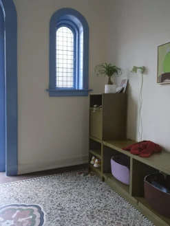 Muuto Stacked hylla för hyllmodul med dörr, brungrön