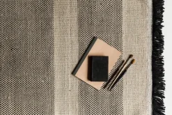 Nanimarquina Tres Stripes utomhusmatta, 170 x 240 cm, svart