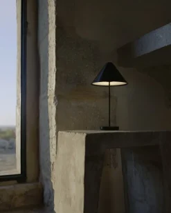 New Works Brolly bärbar bordslampa, svart stål