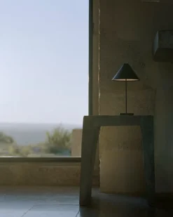 New Works Brolly bärbar bordslampa, svart stål