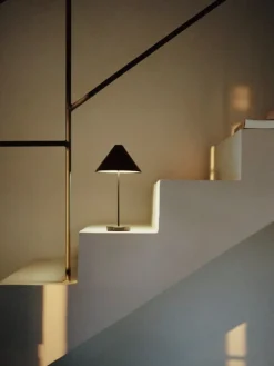 New Works Brolly bärbar bordslampa, svart stål