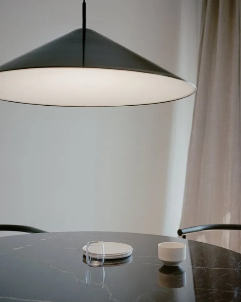 New Works Brolly pendellampa, 70 cm, anodiserad svart