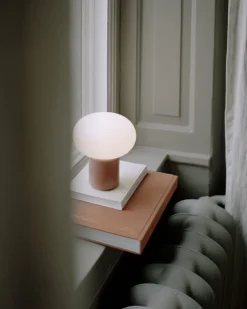 New Works Karl-Johan bärbar bordslampa, jordröd