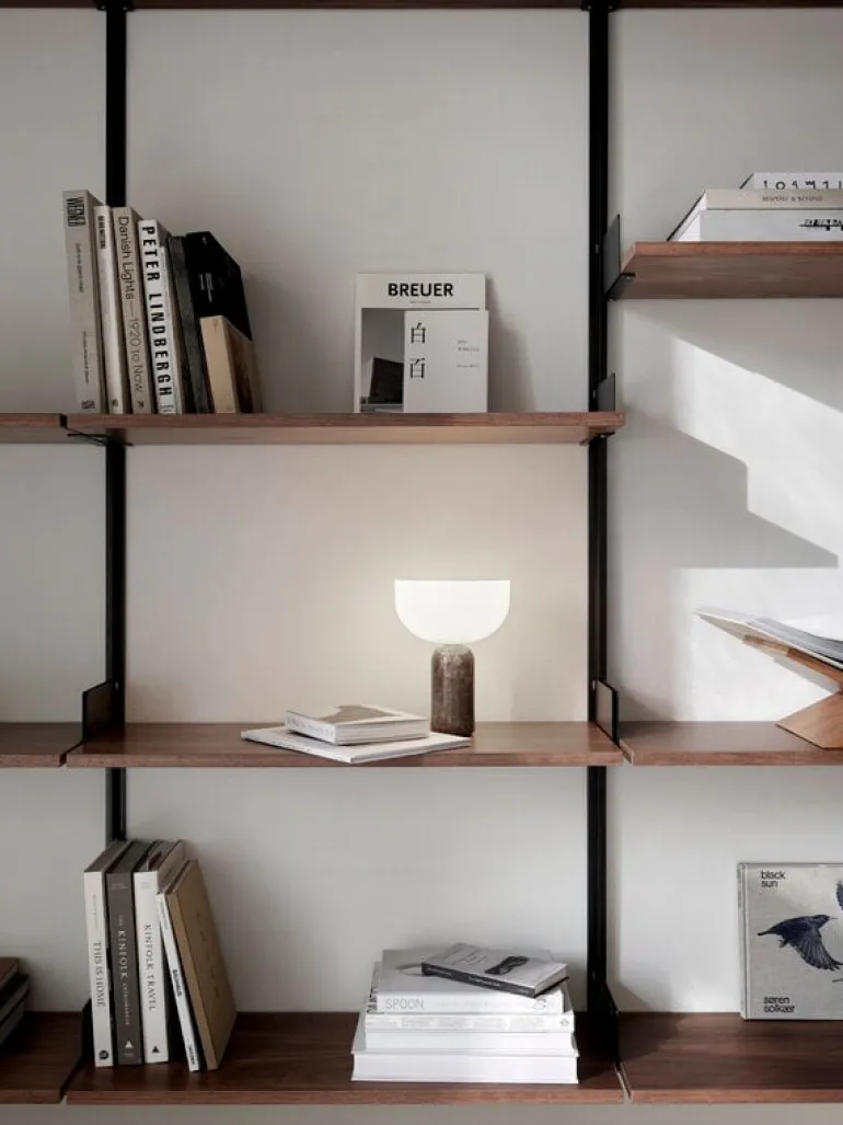 New Works Kizu bärbar bordslampa, Gris du Marais-marmor