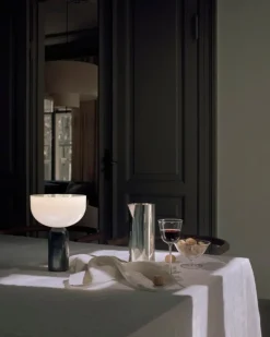 New Works Kizu bärbar bordslampa, svart marmor