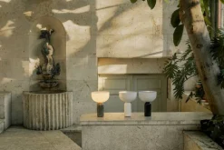 New Works Kizu bärbar bordslampa, svart marmor