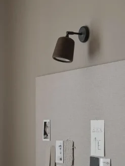 New Works Material vägglampa, rökt ek