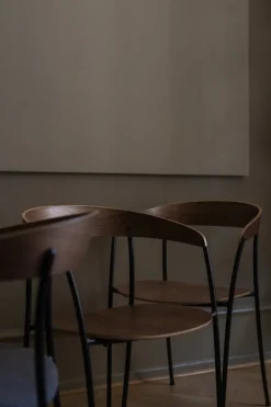 New Works Missing karmstol, lackerad valnöt - svart