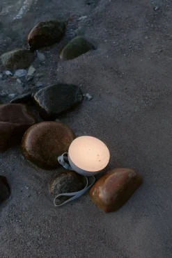 New Works Sphere bärbar lampa, varm grå