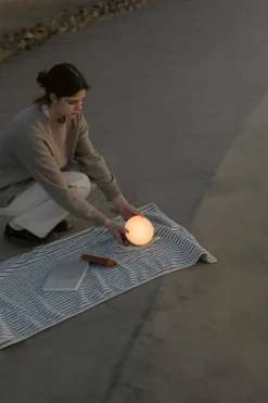 New Works Sphere bärbar lampa, varm grå