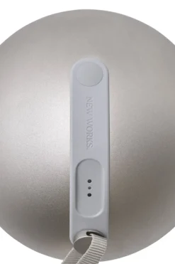 New Works Sphere bärbar lampa, varm grå