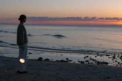 New Works Sphere bärbar lampa, varm grå