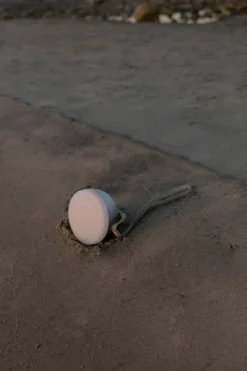 New Works Sphere bärbar lampa, varm grå