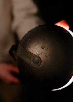 New Works Sphere bärbar lampa, mörk brons