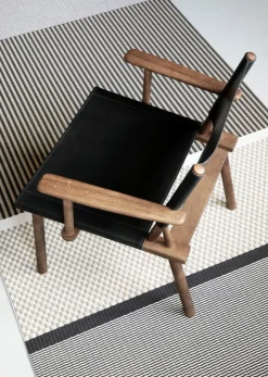 Nikari December fåtölj med armstöd, rökt ek - svart läder