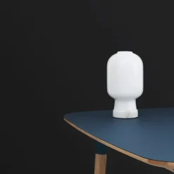 Normann Copenhagen Amp bordslampa, vit