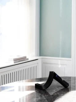 Normann Copenhagen Crooked Two, ljusstake, brons