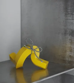 Normann Copenhagen Crooked One, ljusstake, gul