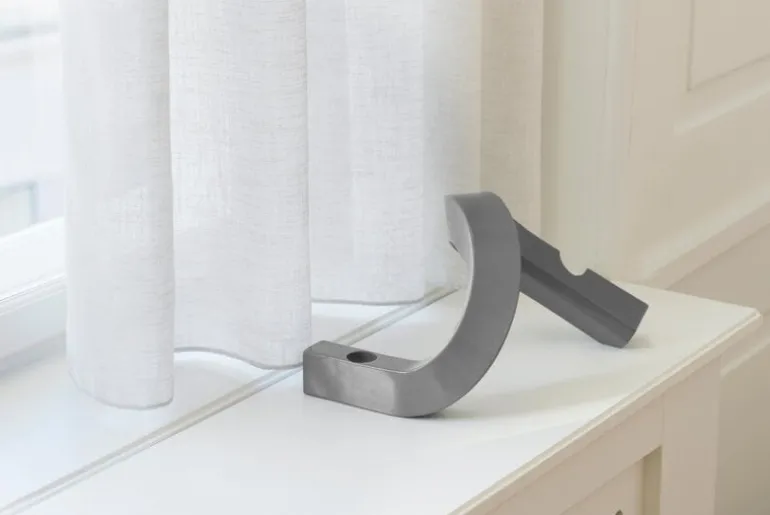 Normann Copenhagen Crooked Two, ljusstake, varmgrå