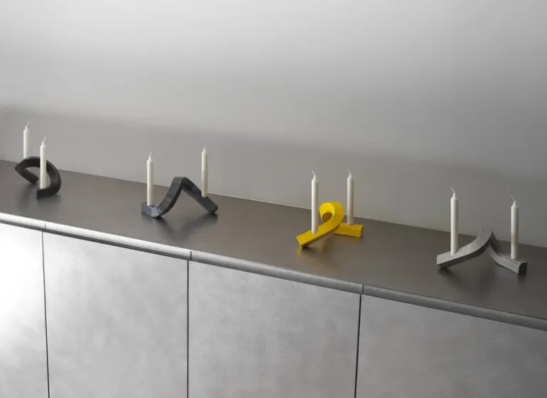 Normann Copenhagen Crooked Two, ljusstake, varmgrå