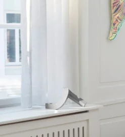 Normann Copenhagen Crooked Two, ljusstake, varmgrå