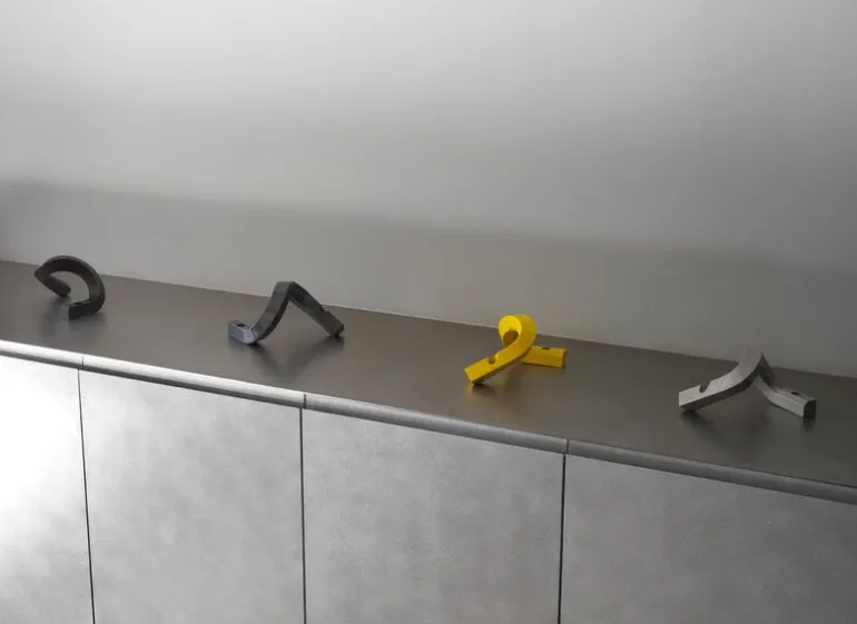 Normann Copenhagen Crooked Two, ljusstake, varmgrå