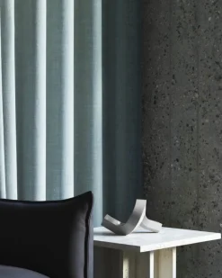 Normann Copenhagen Crooked One, ljusstake, varmgrå