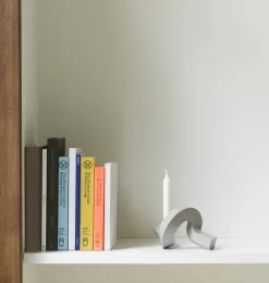 Normann Copenhagen Crooked One, ljusstake, varmgrå