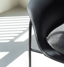 Normann Copenhagen Drape fåtölj, nackstöd, svart läder - Hallingdal 166 - svart