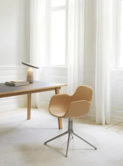 Normann Copenhagen Form Swivel 4L fåtölj, aluminium - brandy läder Ultra