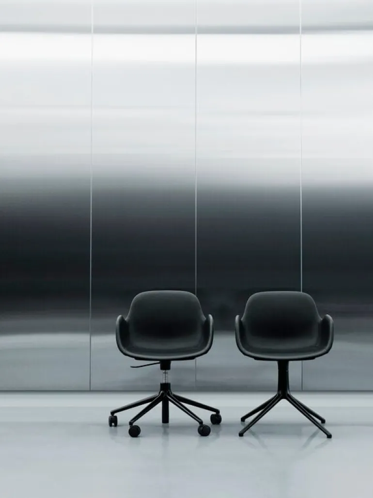 Normann Copenhagen Form Swivel 4L fåtölj, svart - Synergy 16