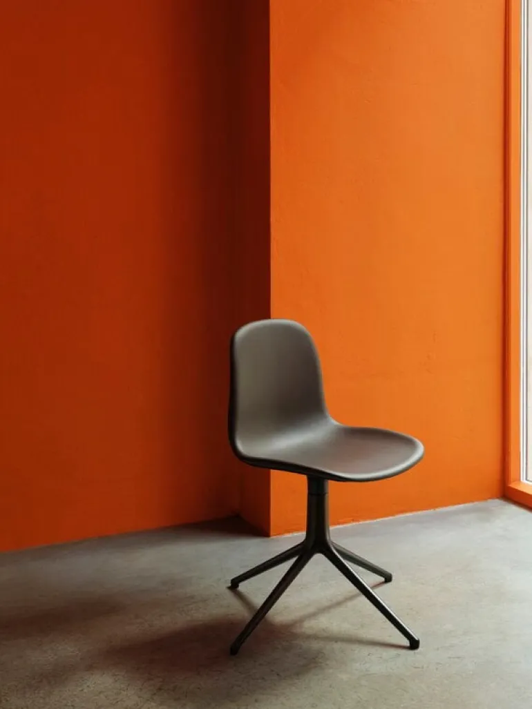 Normann Copenhagen Form Swivel 4L stol, svart - Synergy 16