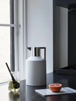 Normann Copenhagen Geo termoskanna 1,5 l, vit - silver