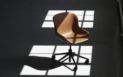 Normann Copenhagen Hyg stol med 5 hjul, svängbar, aluminium - brandy läder Ultra