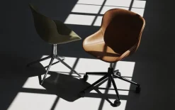 Normann Copenhagen Hyg stol med 5 hjul, svängbar, aluminium - brandy läder Ultra