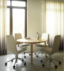 Normann Copenhagen Off stol med 5 hjul, armstöd, aluminium - svart läder Ultra