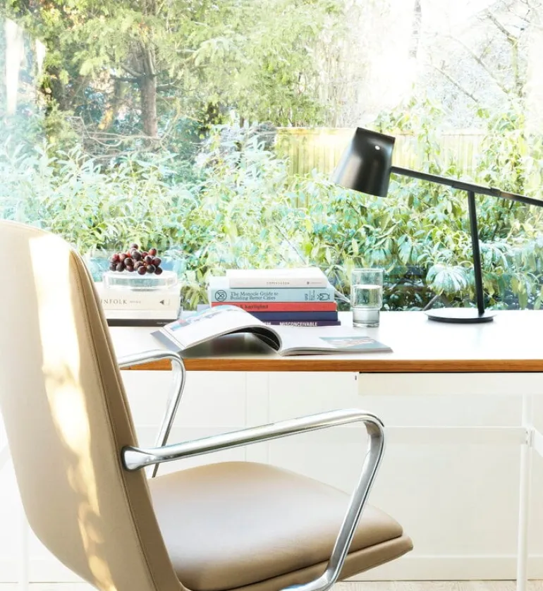 Normann Copenhagen Off stol med 5 hjul, armstöd, aluminium - svart läder Ultra