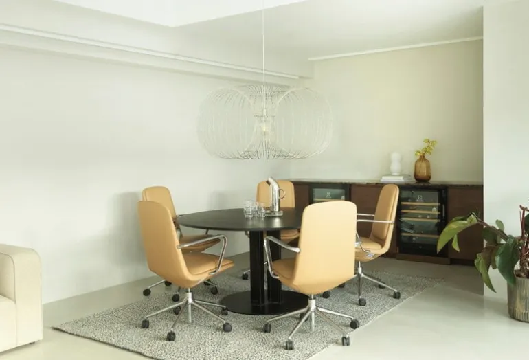 Normann Copenhagen Off stol med 5 hjul, armstöd, aluminium - brunt läder Ultra