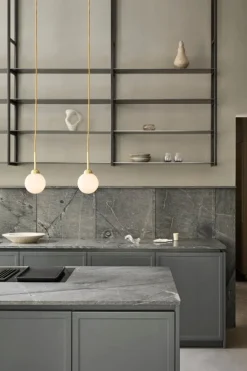 Nuura Apiales 1 hänglampa, borstad mässing - opalvit