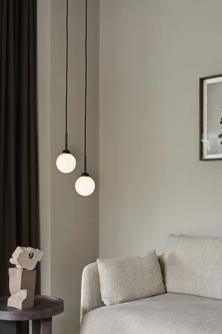 Nuura Apiales 1 hänglampa, satin svart - opalvit